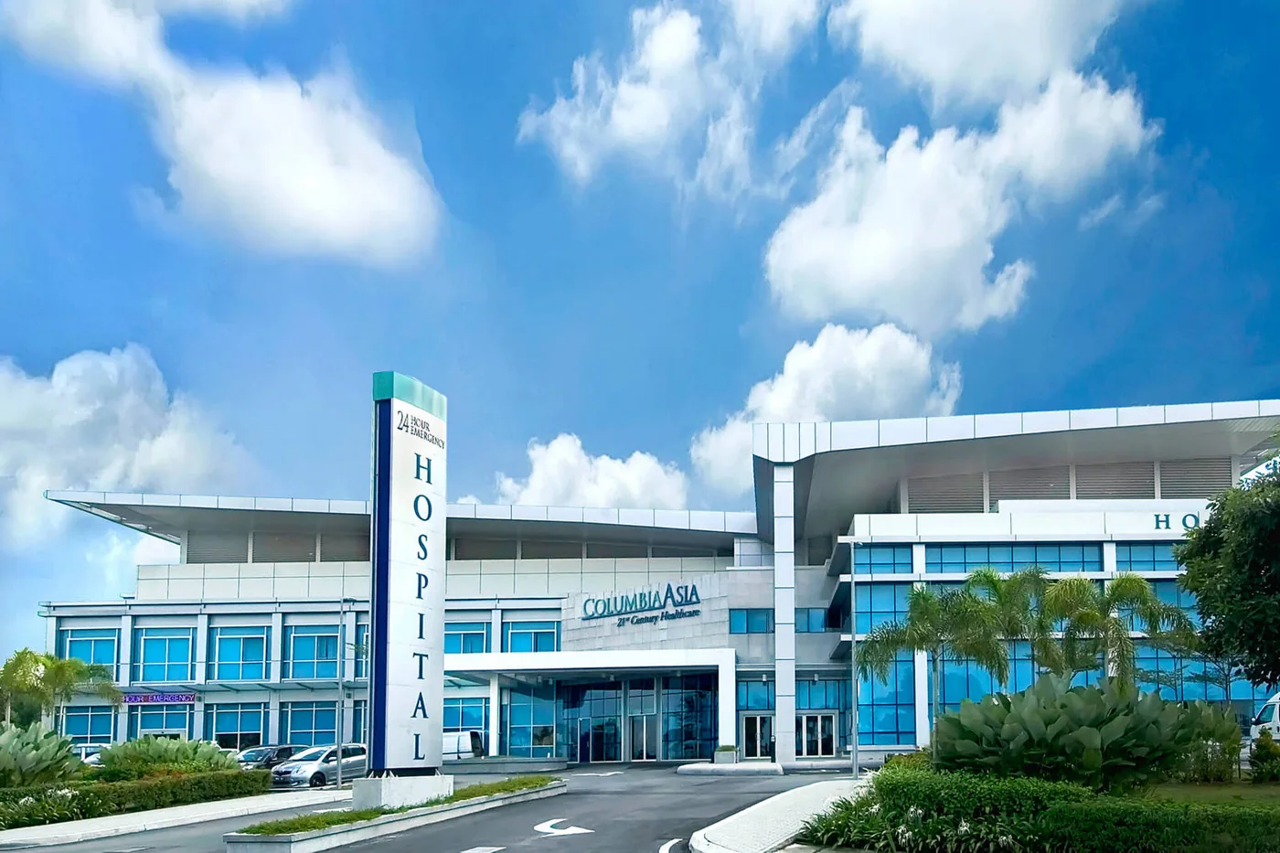 Fasad Columbia Asia Hospital Puchong dengan papan nama hospital