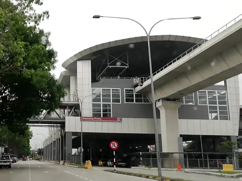 Stesen LRT Puchong Prima dari jalan berdekatan, foto tahun 2020
